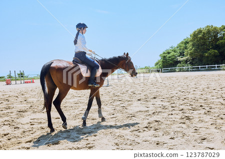 練習騎馬的女人 123787029