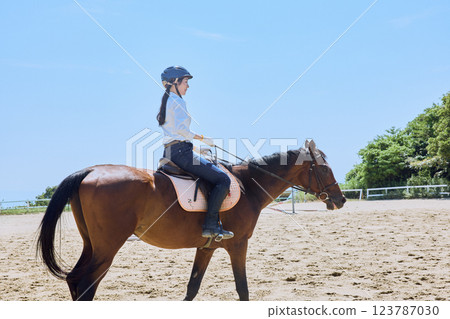 練習騎馬的女人 123787030