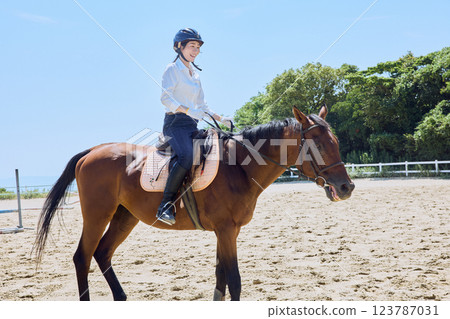 練習騎馬的女人 123787031