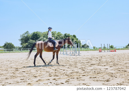 A woman practicing horse riding 123787042