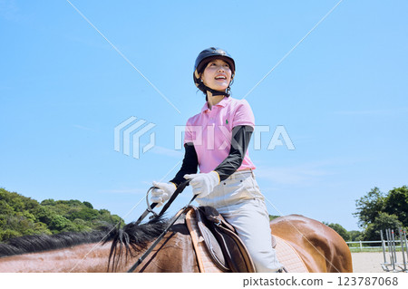 練習騎馬的女人 練習騎馬的女人 123787068