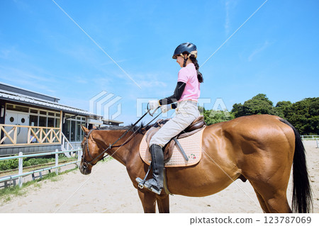 練習騎馬的女人 練習騎馬的女人 123787069