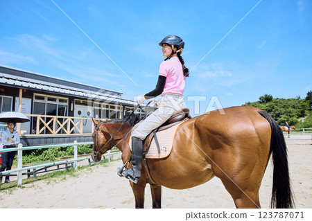 練習騎馬的女人 練習騎馬的女人 123787071
