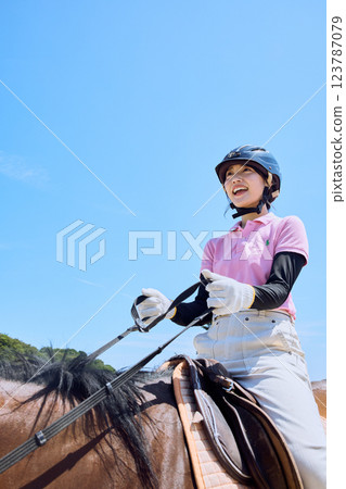 練習騎馬的女人 練習騎馬的女人 123787079