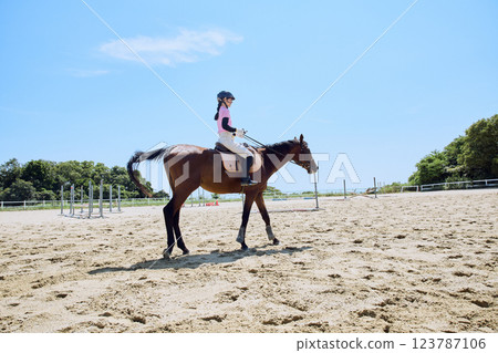 練習騎馬的女人 123787106