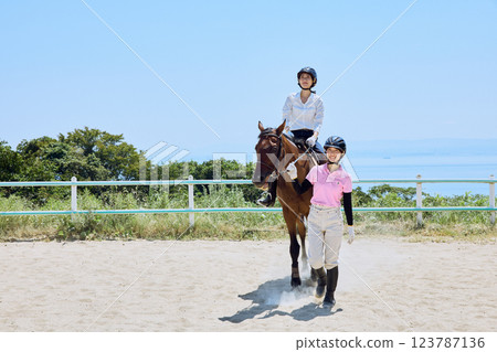 練習騎馬的女人 練習騎馬的女人 123787136