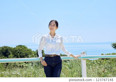 一名女子在騎馬俱樂部戴著頭盔，抬頭望向天空 123787148