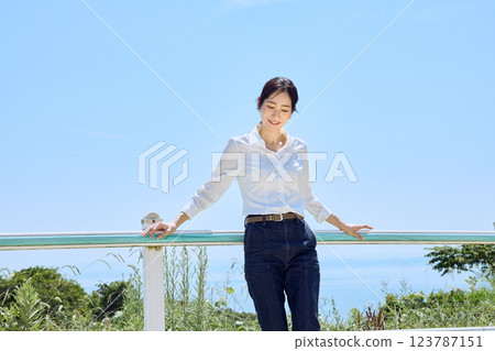 戴著頭盔站在騎馬俱樂部的女子 123787151