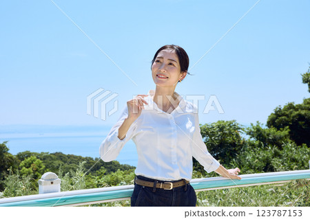 一名女子在騎馬俱樂部戴著頭盔，抬頭望向天空 123787153
