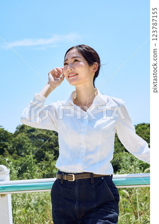 一名女子在騎馬俱樂部戴著頭盔，抬頭望向天空 123787155