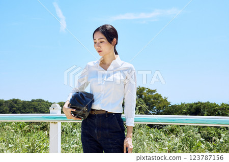 戴著頭盔站在騎馬俱樂部的女子 123787156