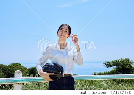 一名女子在騎馬俱樂部戴著頭盔，抬頭望向天空 123787158