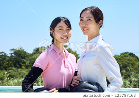 戴著頭盔站在騎馬俱樂部的女子 123787168