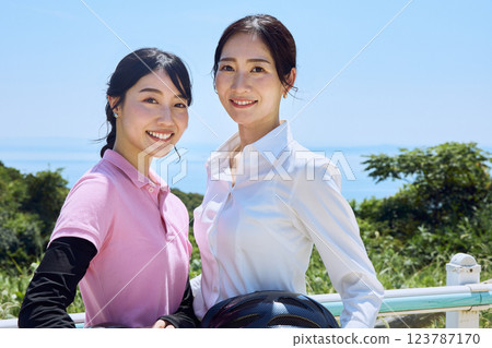 戴著頭盔站在騎馬俱樂部的女子 123787170