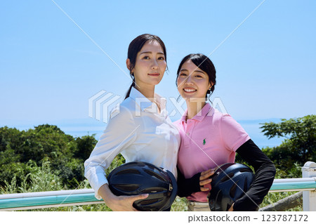 戴著頭盔站在騎馬俱樂部的女子 123787172