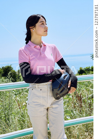 一名女子在騎馬俱樂部戴著頭盔，抬頭望向天空 123787181