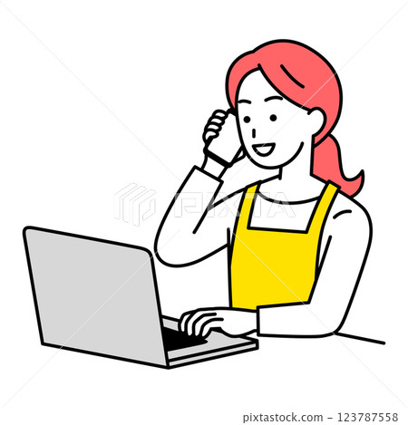 一位身穿圍裙的女士一邊使用筆記型電腦一邊打電話 123787558