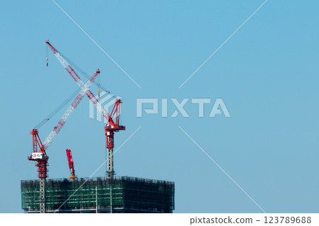 在公寓建造場所的起重機 123789688