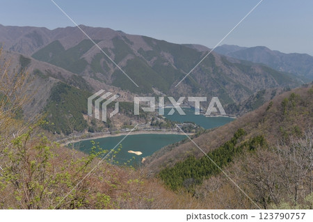 On a warm spring day, I climbed the Okutama Loop Road and looked down on Lake Okutama from Tsukiyomi No. 1 Parking Lot. 123790757