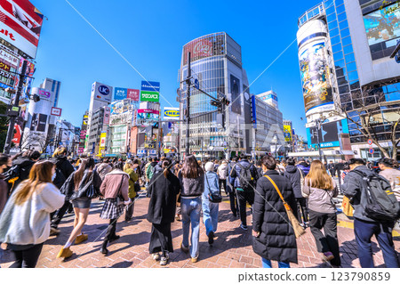 日本東京城市景觀XEC股票......「夏日天空」......藍天蔓延......澀谷擠滿入境遊客= 3月10日 日本東京城市景觀XEC股票......「夏日天空」......藍天蔓延......澀谷擠滿入境遊客= 3月10日 123790859