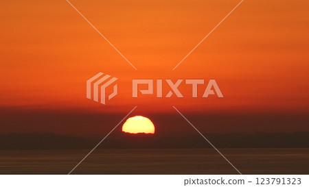 在海上日落 123791323