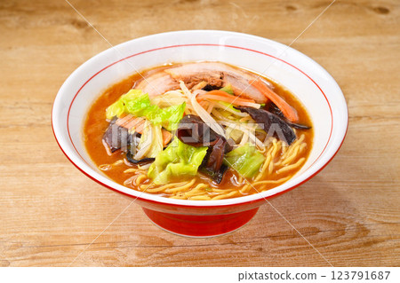 有大量蔬菜的味噌拉麵。豆芽、高麗菜、胡蘿蔔、木耳。 123791687