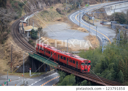 從杉河內站出發的紅色列車（JR九州KIHA220系列） 123791858