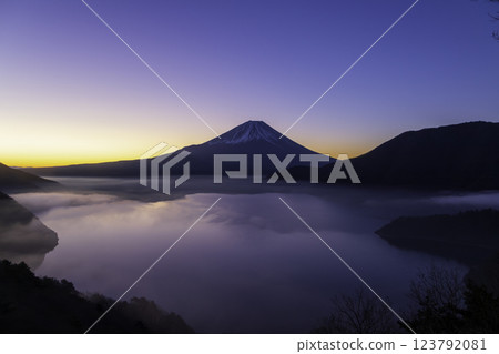 從本棲湖中之倉嶺觀景台遠眺，富士山在黎明前的神奇時刻被照亮 123792081