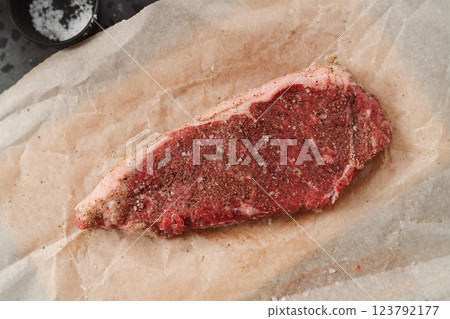 Top view of raw seasoned new york steak on concrete countertop background 123792177