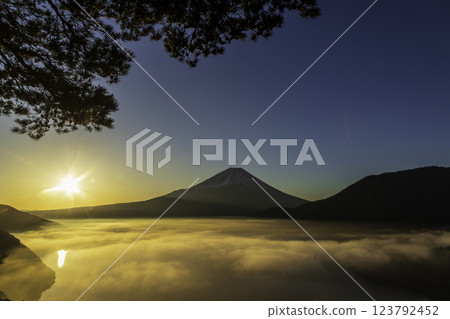 從本棲湖中倉瞭望台望去,富士山漂浮在雲海中,沐浴在朝陽中 從本棲湖中倉瞭望台望去,富士山漂浮在雲海中,沐浴在朝陽中 123792452