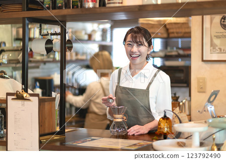 一名咖啡館服務員正在準備煮咖啡 123792490