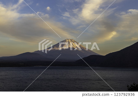 從本棲湖觀賞日落富士山 從本棲湖觀賞日落富士山 123792936