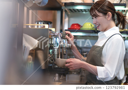 一名咖啡館服務員正在準備煮咖啡 123792981
