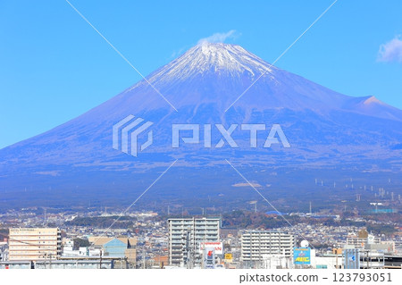 從靜岡縣富士市富士山夢橋眺望富士山 從靜岡縣富士市富士山夢橋眺望富士山 123793051