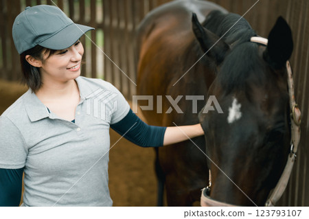 馬 馬兒 女生 123793107