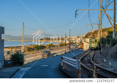 從鎌倉七里濱看日出富士山和江之島電鐵 123793237