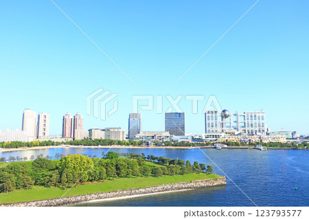 位於東京港區的富士電視台總部及台場 位於東京港區的富士電視台總部及台場 123793577