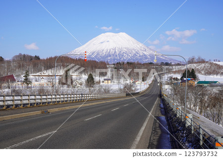 從新雪谷町黑川地區的羊蹄山觀景台眺望羊蹄山（2025 年 3 月） 123793732