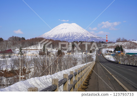 從新雪谷町黑川地區的羊蹄山觀景台眺望羊蹄山（2025 年 3 月） 123793733