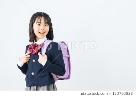 女孩背著書包 123793828