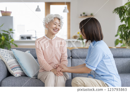 微笑的老年婦女與護理人員交談 微笑的老年婦女與護理人員交談 123793863