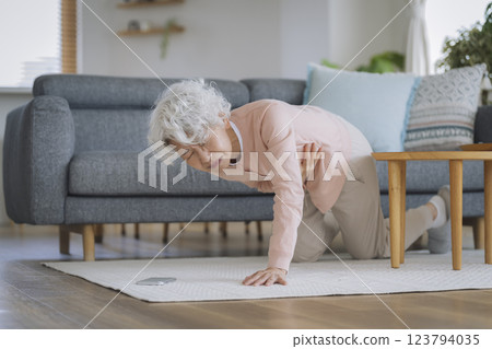 老年婦女摀著胸部倒下 123794035