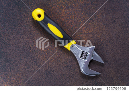Adjustable wrench versatile tool for gripping and twisting Adjustable wrench versatile tool for gripping and twisting 123794606