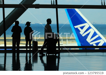 從羽田機場第 2 航廈國際線區域望向跑道的旅客 望向跑道的旅客剪影 123795519