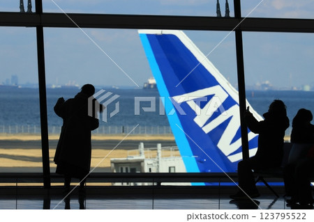 從羽田機場第 2 航廈國際線區域望向跑道的旅客 望向跑道的旅客剪影 123795522