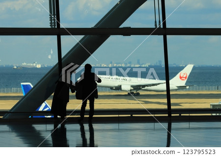 從羽田機場第 2 航廈國際線區域望向跑道的旅客 望向跑道的旅客剪影 123795523
