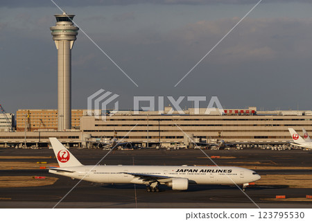 Control tower and plane Control tower and plane 123795530