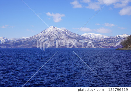 從支笏湖溫泉北停車場眺望惠庭山 123796519