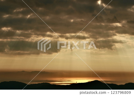 光從雲間隙插入 光從雲間隙插入 123796809