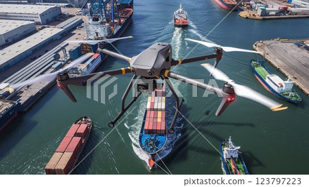 [16:9 版本] 無人機圖片：用於檢查港口船舶動向的無人機，4 個臂，白色、黑色、灰色、銀色 123797223
